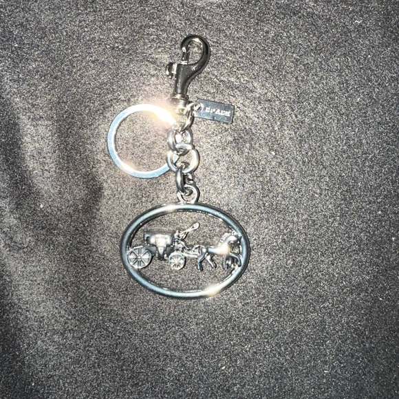 Metallic Keychain with Carriage Motif - Picture 3 of 3